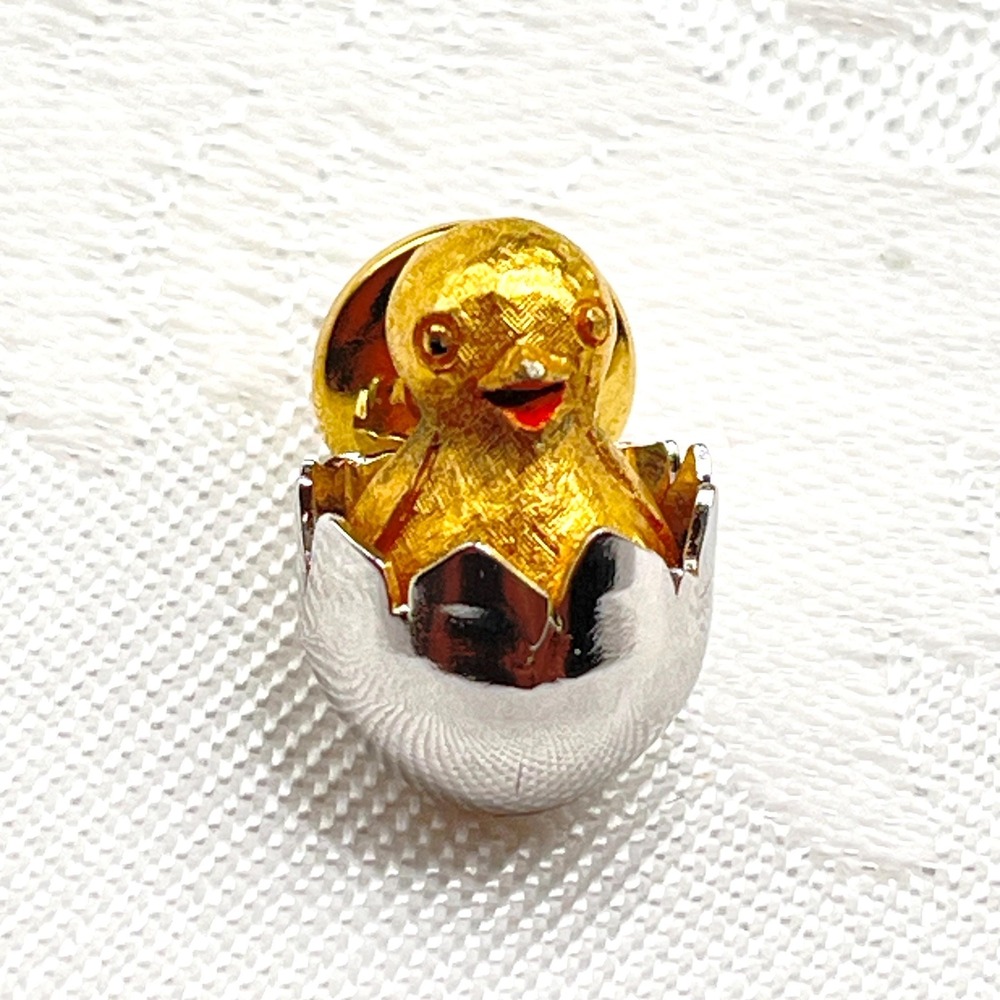 Vintage Cute AVON Easter Chick in‎ Eggshell Tie Tack/Lapel Pin